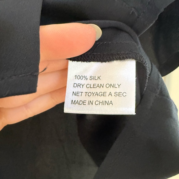 YUMI KIM V-NECK SILK BLOUSE TOP WITH PLEATED DETAIL - BLACK XS - Picture 3 of 5